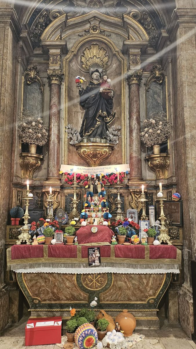 Altar lateral com a estátua de Santo António e o trono montado