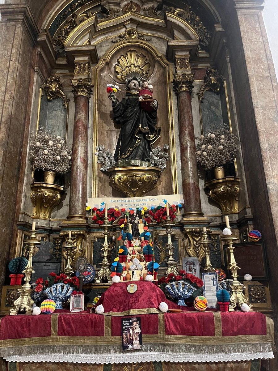Altar lateral da Igreja das Flamengas com a estátua de Santo António no nicho dourado e o trono montado em baixo